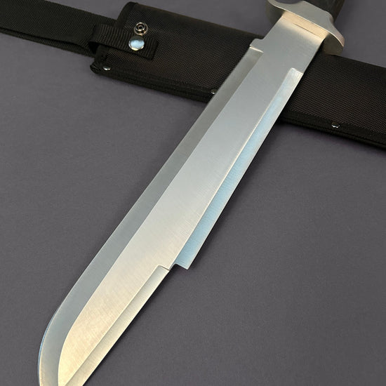 Hunter Pred Dagger